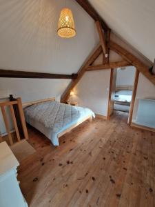 Camera mansardata con letto e lampada di Maison de campagne à Conie-Molitard (1h30 de Paris) a Conie-Molitard