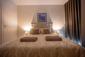 Postel nebo postele na pokoji v ubytování The Address Seafront Suites with Hot Tub
