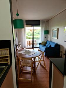 un salon avec une table et un canapé bleu dans l'établissement Happy Lake, à Desenzano del Garda