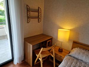 - une chambre avec un bureau, une chaise et une lampe dans l'établissement Happy Lake, à Desenzano del Garda 20 autres photos