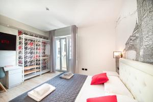 A bed or beds in a room at Eleonore Elegant Rooms