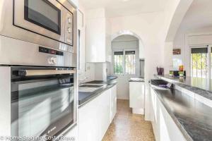 Kuchyň nebo kuchyňský kout v ubytování 137- Empurialola-Casa de vacaciones con piscina privada en Empuriabrava