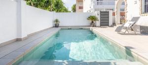 Bazén v ubytování 137- Empurialola-Casa de vacaciones con piscina privada en Empuriabrava nebo v jeho okolí