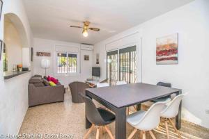 Posezení v ubytování 137- Empurialola-Casa de vacaciones con piscina privada en Empuriabrava