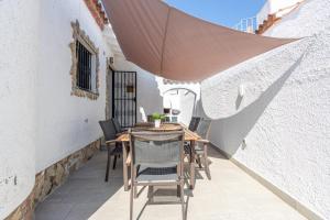 Balkón nebo terasa v ubytování 137- Empurialola-Casa de vacaciones con piscina privada en Empuriabrava