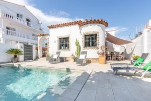 Bazén v ubytování 137- Empurialola-Casa de vacaciones con piscina privada en Empuriabrava nebo v jeho okolí