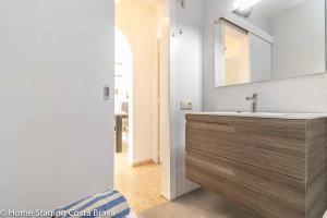 Koupelna v ubytování 137- Empurialola-Casa de vacaciones con piscina privada en Empuriabrava