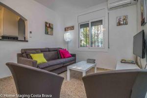 TV a/nebo společenská místnost v ubytování 137- Empurialola-Casa de vacaciones con piscina privada en Empuriabrava