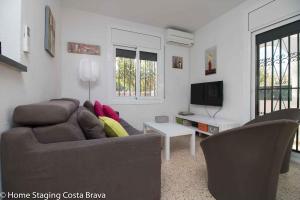 TV a/nebo společenská místnost v ubytování 137- Empurialola-Casa de vacaciones con piscina privada en Empuriabrava