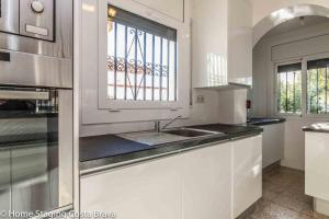 Kuchyň nebo kuchyňský kout v ubytování 137- Empurialola-Casa de vacaciones con piscina privada en Empuriabrava