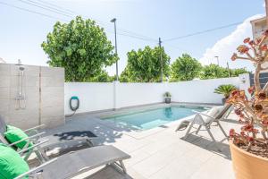 Bazén v ubytování 137- Empurialola-Casa de vacaciones con piscina privada en Empuriabrava nebo v jeho okolí
