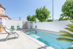 Bazén v ubytování 137- Empurialola-Casa de vacaciones con piscina privada en Empuriabrava nebo v jeho okolí