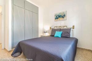 Postel nebo postele na pokoji v ubytování 137- Empurialola-Casa de vacaciones con piscina privada en Empuriabrava