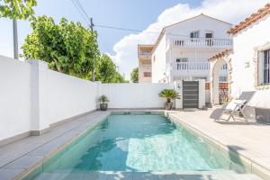 Bazén v ubytování 137- Empurialola-Casa de vacaciones con piscina privada en Empuriabrava nebo v jeho okolí