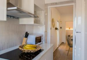 un tazón de plátanos en una barra en una cocina en Alonis Suites Old Town Penthouse, en Villajoyosa