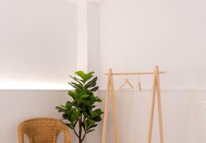 una planta sentada junto a una silla en una habitación en Alonis Suites Old Town Penthouse, en Villajoyosa