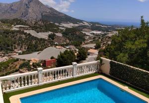 ein Pool an der Seite eines Hauses in der Unterkunft Alonis Suites Premium Villas Onaer in Callosa d'en Sarrià