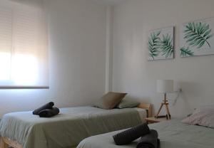 ein Schlafzimmer mit 2 Betten und einem Teddybär auf dem Bett in der Unterkunft Alonis Suites Premium Villas Onaer in Callosa d'en Sarrià