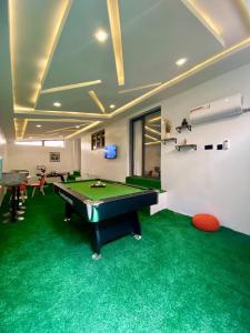 Morak homes - Smart luxury 4-bed with private swimming pool, PS5, snooker, mini gym in reserved secured estate 당구 시설