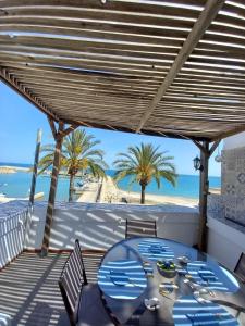 レス・カセス・ダルカナールにあるCasa Rositaのビーチを望むパティオ(テーブル付)