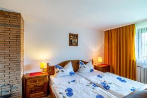una camera con letto e lenzuola bianche e blu di Müller a Bad Herrenalb