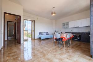 Il comprend une cuisine et un salon avec une table et des chaises. dans l'établissement Casa Stella vista Eolie, à San Pier Niceto