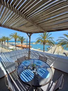 einen Tisch auf dem Balkon mit Blick auf den Strand in der Unterkunft Casa Rosita in Les Cases d'Alcanar
