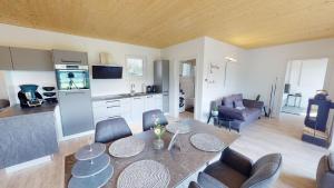 TV a/nebo společenská místnost v ubytování Modernes Ferienhaus mit Panoramablick