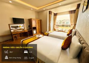 ein Hotelzimmer mit 2 Betten und einem TV in der Unterkunft Rồng Vàng Resort in Tri Tôn
