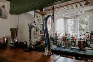 um bar com dois espelhos num balcão num quarto em Allington Manor em Allington