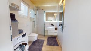 Ένα μπάνιο στο Modernes Ferienhaus mit Panoramablick