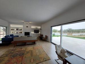 uma sala de estar com um sofá e uma grande janela em Monte na Barragem de Montargil com piscina em Montargil