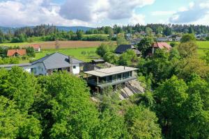 una vista aérea de una casa en los árboles en Modernes Ferienhaus mit Panoramablick en Rosegg