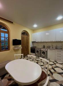 Kuchyň nebo kuchyňský kout v ubytování Surami Guesthouse