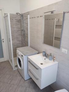 bagno con lavatrice e lavandino di Appartamento Conte Verde a Vercelli