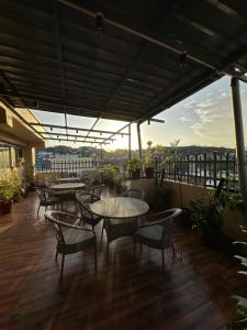 d'une terrasse avec des tables et des chaises sur un balcon. dans l'établissement HOTEL ROYAL SUITES +, à Kokkíni Khánion
