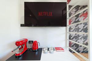 A television and/or entertainment centre at Eleonore Elegant Rooms