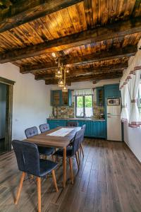 ein Esszimmer mit einem Holztisch und Stühlen in der Unterkunft Old Cottage in Bran