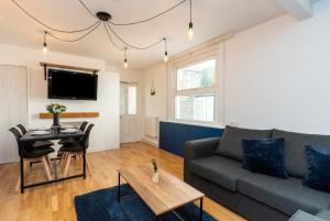 un soggiorno con divano e tavolo di Coastal Modern One Bedroom Apartment Free Parking a Great Yarmouth