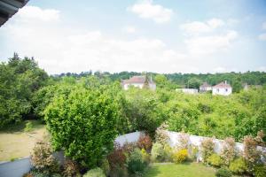 vistas al jardín desde el techo de una casa en Exceptionnel Loft de 250 m2, en Deuil-la-Barre