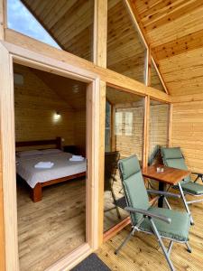 オルショバにあるCabana Bahna 2のベッド、デスク、椅子が備わる客室です。 +7枚の写真