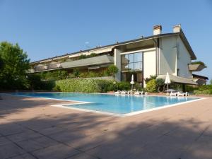une grande piscine devant un bâtiment dans l'établissement Happy Lake, à Desenzano del Garda