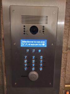 a metal elevator with a sign that says satisfaction is iron cave at Une nuit au second Chambre d hôtes in Lyon