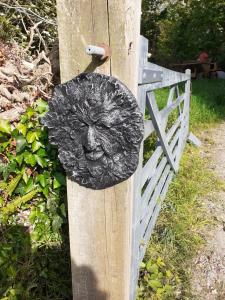 a metal head on the side of a fence at Swifts Nest in Carnguwch