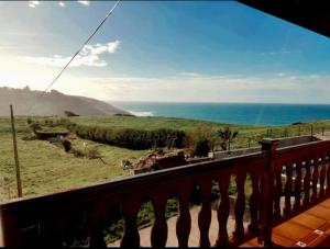 vistas al océano desde el balcón de una casa en CASA FREDO, en Cóbreces