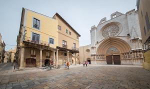 un grupo de personas de pie delante de una iglesia en TarracoHomes, TH134 Apartamento Llorer, en Tarragona