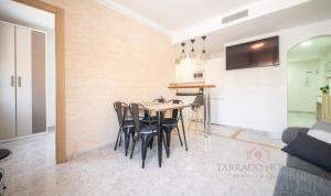 comedor con mesa y sillas en TarracoHomes, TH134 Apartamento Llorer, en Tarragona