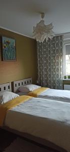 Кровать или кровати в номере Apartamentai Dorė