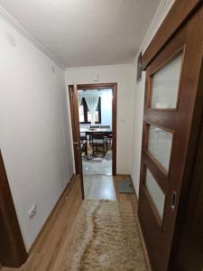 an empty hallway with a door and a dining room at Apartman Slapovi in Krupa na Vrbasu