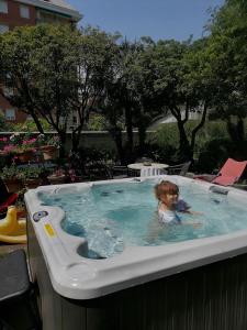Bazén v ubytování Hotel Miramare nebo v jeho okolí